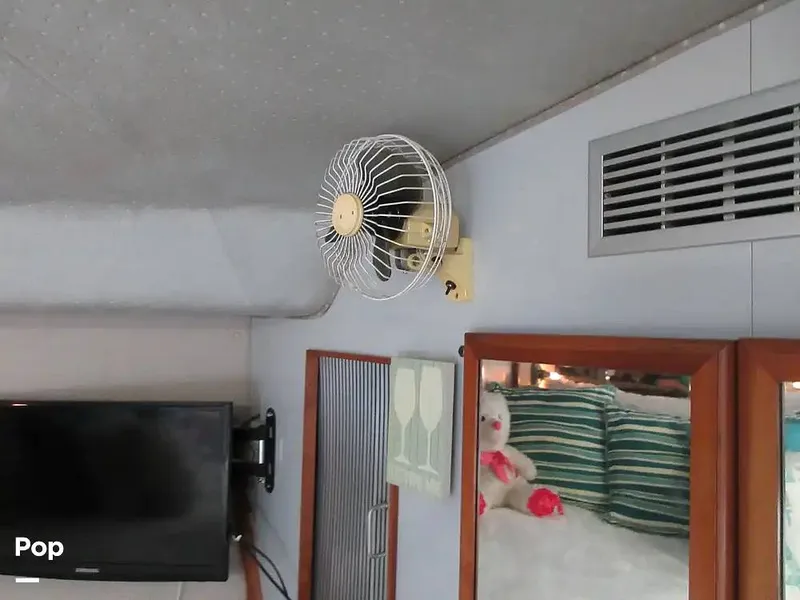 Slide: The Image of Sea Ray 390 Express Cruiser 1989 - 15640934