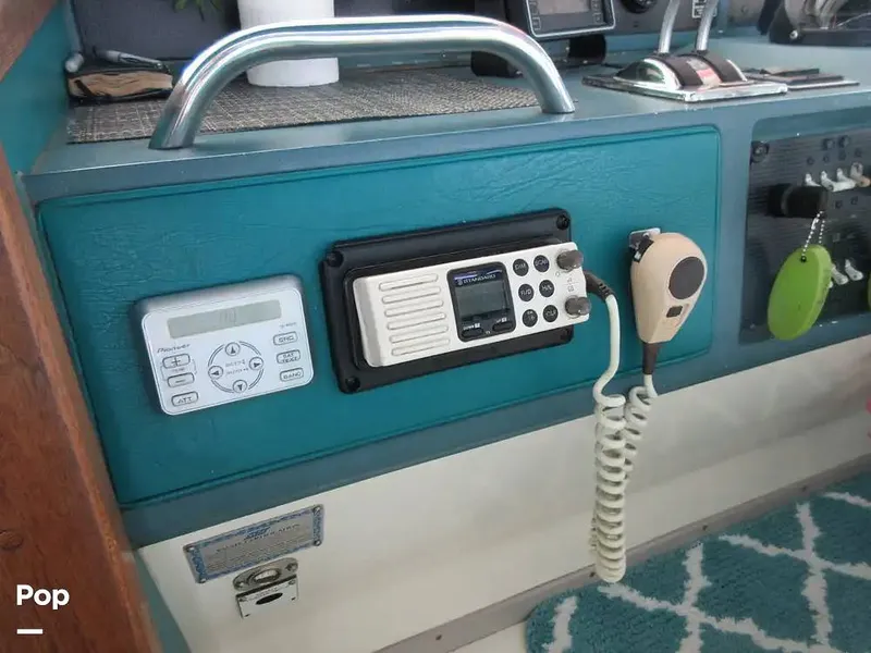 Slide: The Image of Sea Ray 390 Express Cruiser 1989 - 15640948