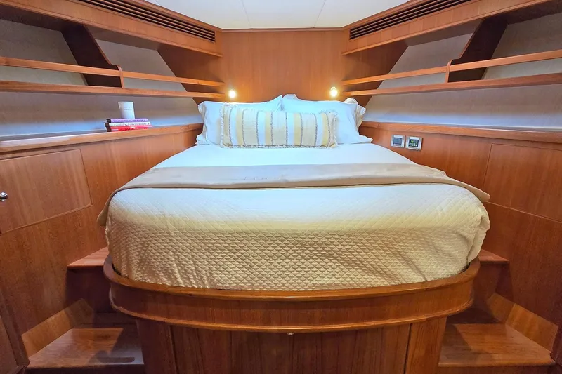 Slide: The Image of Outer Reef 720 Motoryacht 2020 - 16