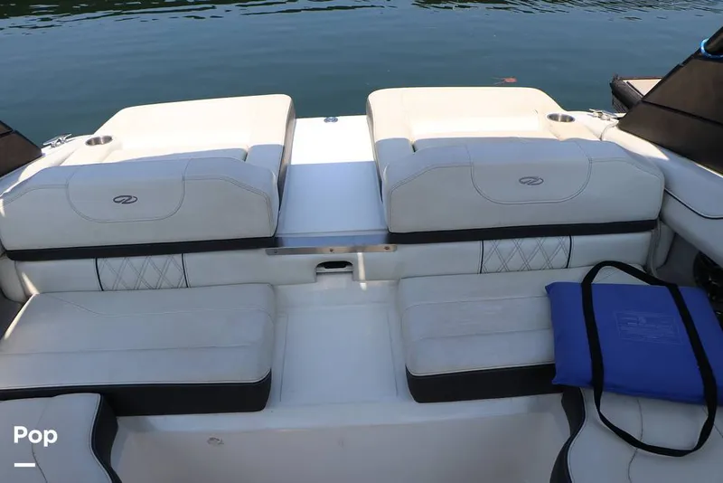 Slide: The Image of Regal LS2 2022 - 15873190