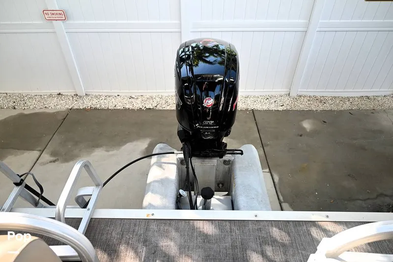 Slide: The Image of Sun Tracker Party Barge 22 DLX 2021 - 15993057