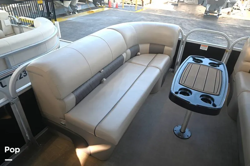 Slide: The Image of Sun Tracker Party Barge 22 DLX 2021 - 15993061