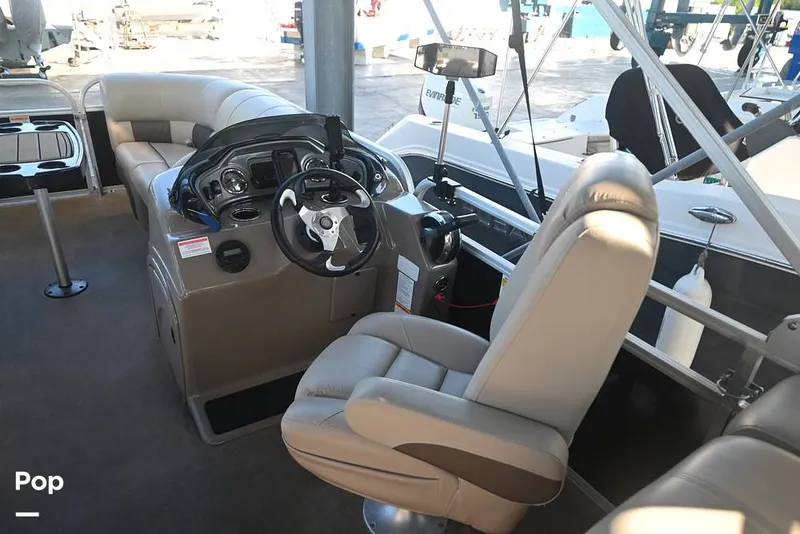 Slide: The Image of Sun Tracker Party Barge 22 DLX 2021 - 15993067