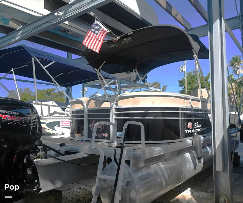 Slide: The Image of Sun Tracker Party Barge 22 DLX 2021 - 15993093