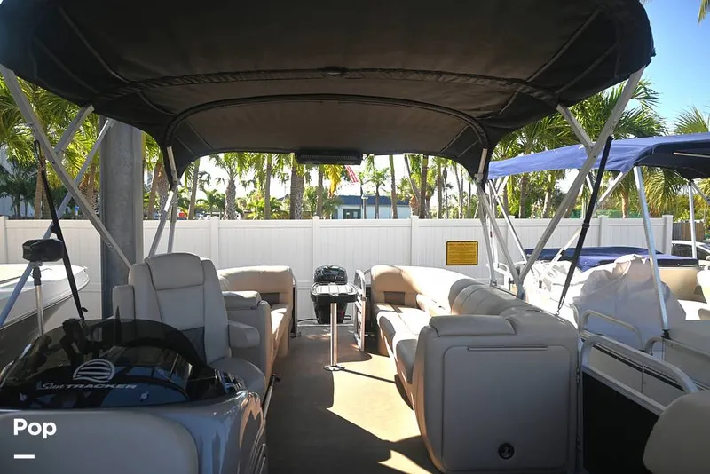 Slide: The Image of Sun Tracker Party Barge 22 DLX 2021 - 15993072