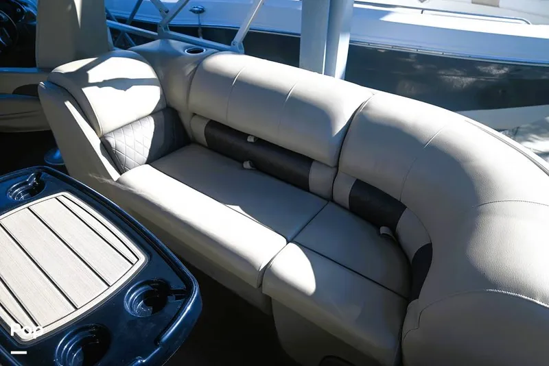 Slide: The Image of Sun Tracker Party Barge 22 DLX 2021 - 15993083