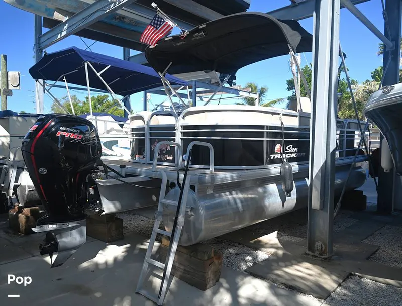 Slide: The Image of Sun Tracker Party Barge 22 DLX 2021 - 15993090