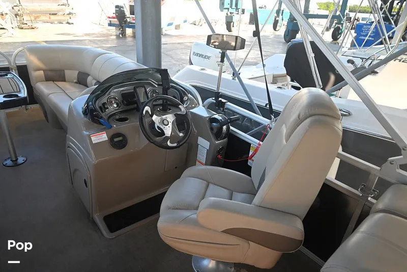 Slide: The Image of Sun Tracker Party Barge 22 DLX 2021 - 15993059