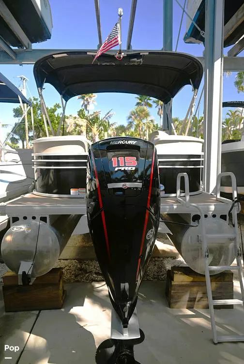 Slide: The Image of Sun Tracker Party Barge 22 DLX 2021 - 15993092