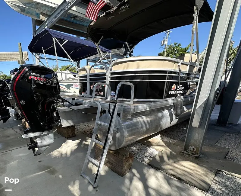 Slide: The Image of Sun Tracker Party Barge 22 DLX 2021 - 15993150