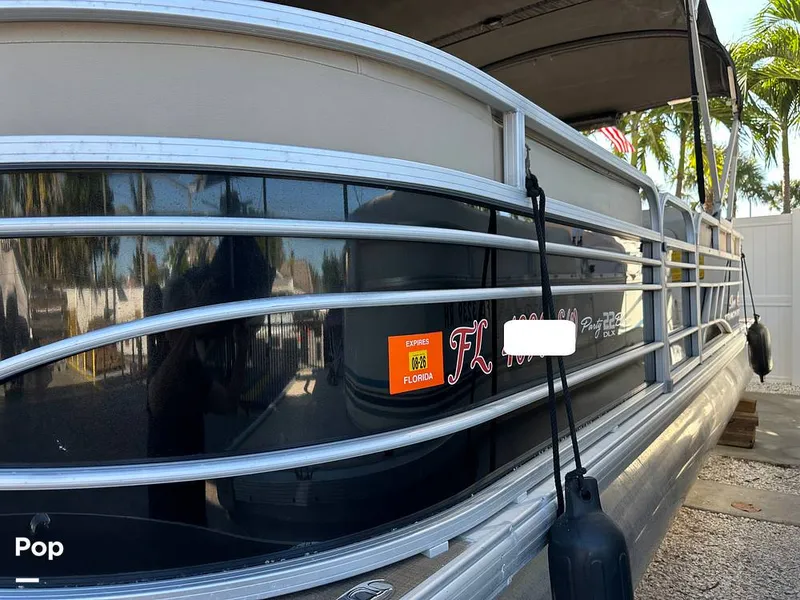 Slide: The Image of Sun Tracker Party Barge 22 DLX 2021 - 15993144