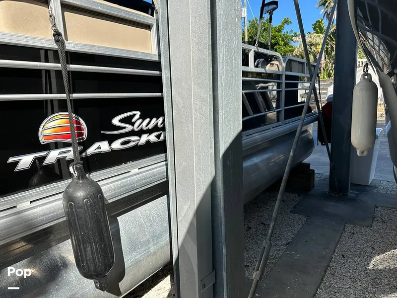 Slide: The Image of Sun Tracker Party Barge 22 DLX 2021 - 15993154