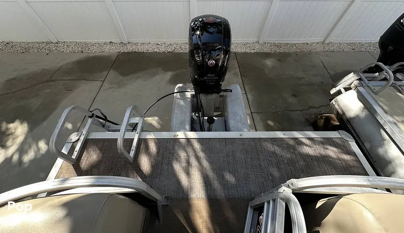 Slide: The Image of Sun Tracker Party Barge 22 DLX 2021 - 15993151