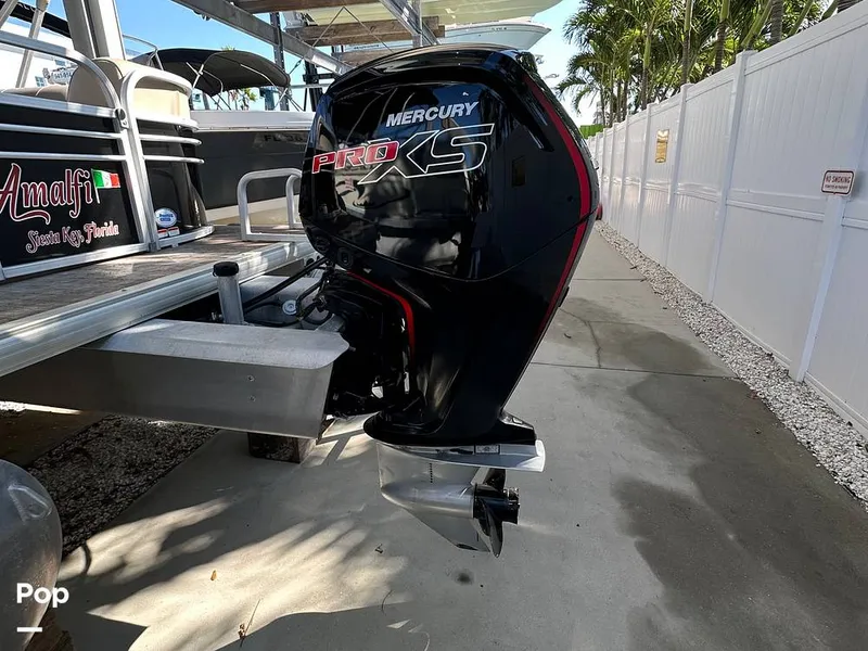 Slide: The Image of Sun Tracker Party Barge 22 DLX 2021 - 15993171