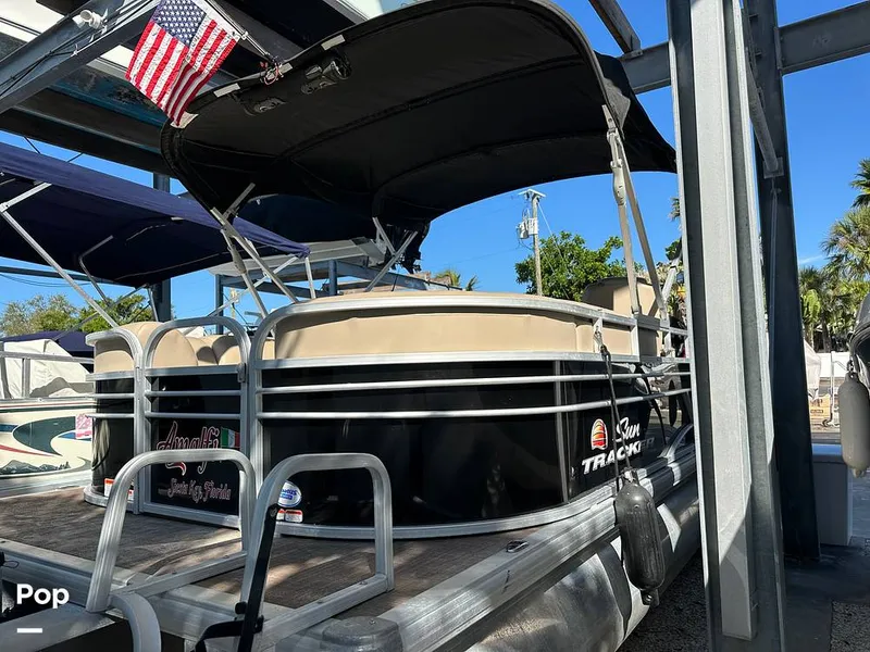 Slide: The Image of Sun Tracker Party Barge 22 DLX 2021 - 15993156