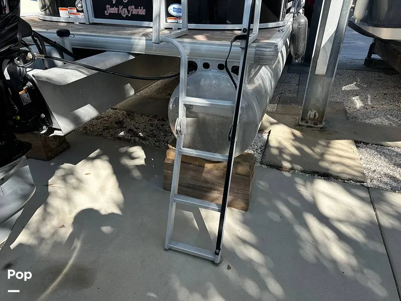 Slide: The Image of Sun Tracker Party Barge 22 DLX 2021 - 15993157