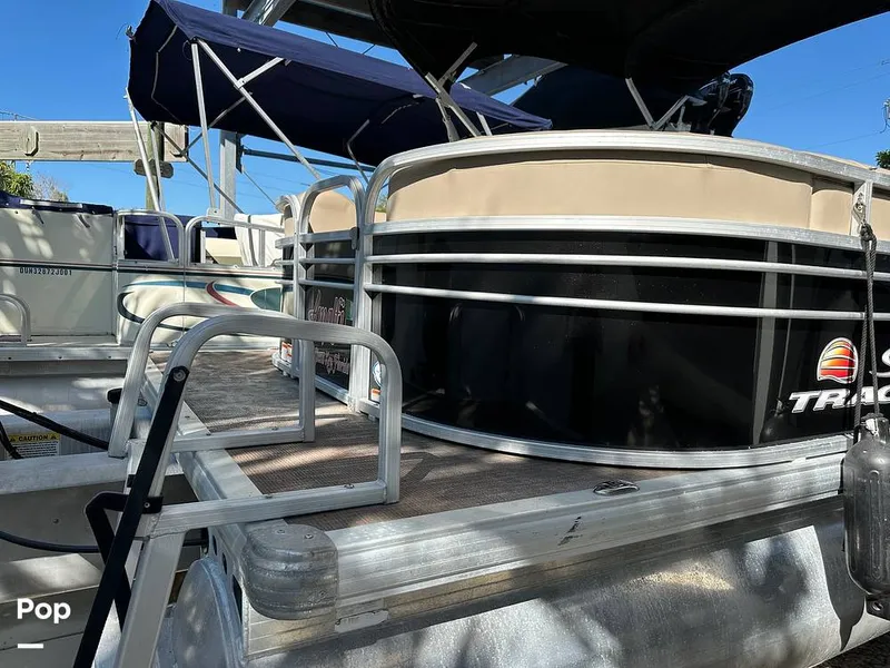 Slide: The Image of Sun Tracker Party Barge 22 DLX 2021 - 15993159