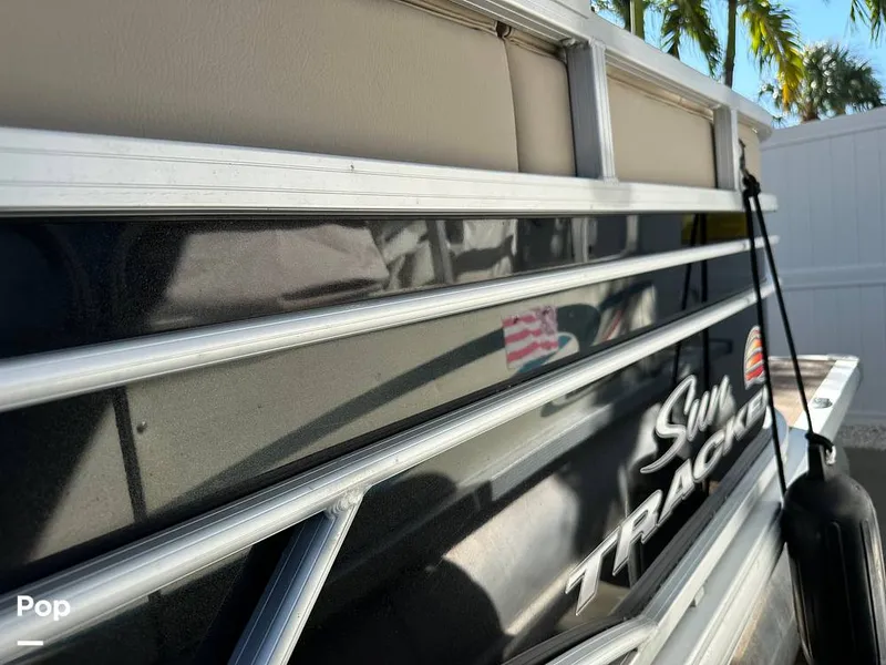 Slide: The Image of Sun Tracker Party Barge 22 DLX 2021 - 15993160