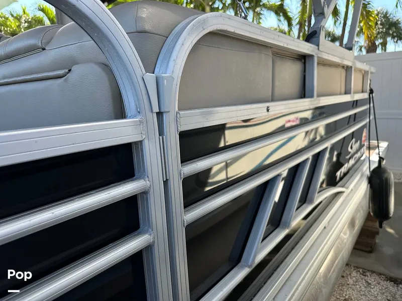 Slide: The Image of Sun Tracker Party Barge 22 DLX 2021 - 15993161