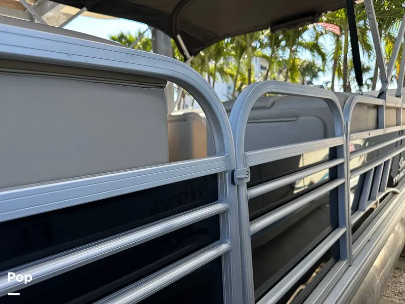 Slide: The Image of Sun Tracker Party Barge 22 DLX 2021 - 15993162