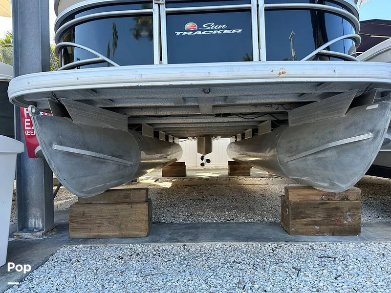 Slide: The Image of Sun Tracker Party Barge 22 DLX 2021 - 15993166