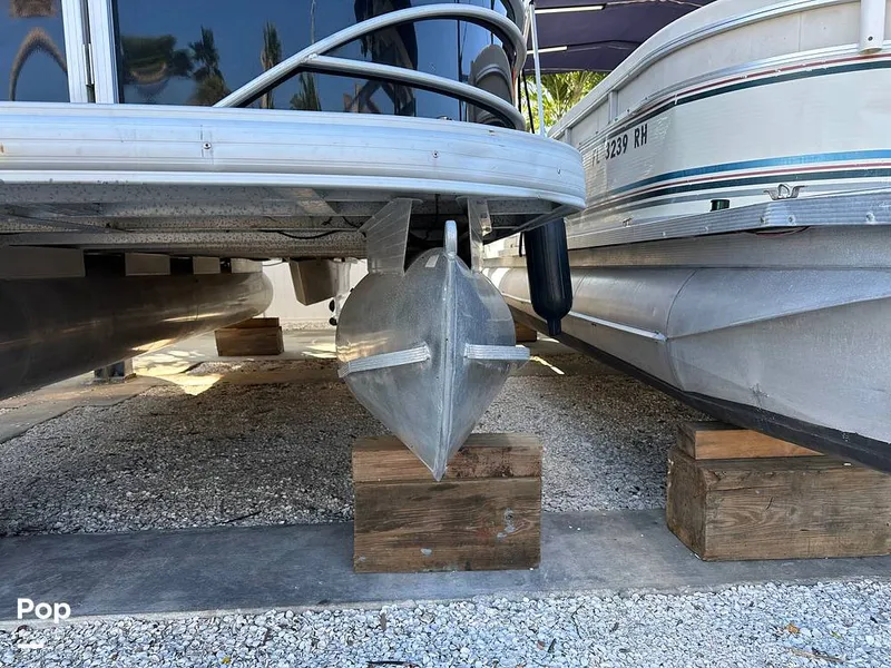 Slide: The Image of Sun Tracker Party Barge 22 DLX 2021 - 15993164