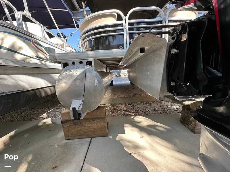 Slide: The Image of Sun Tracker Party Barge 22 DLX 2021 - 15993169