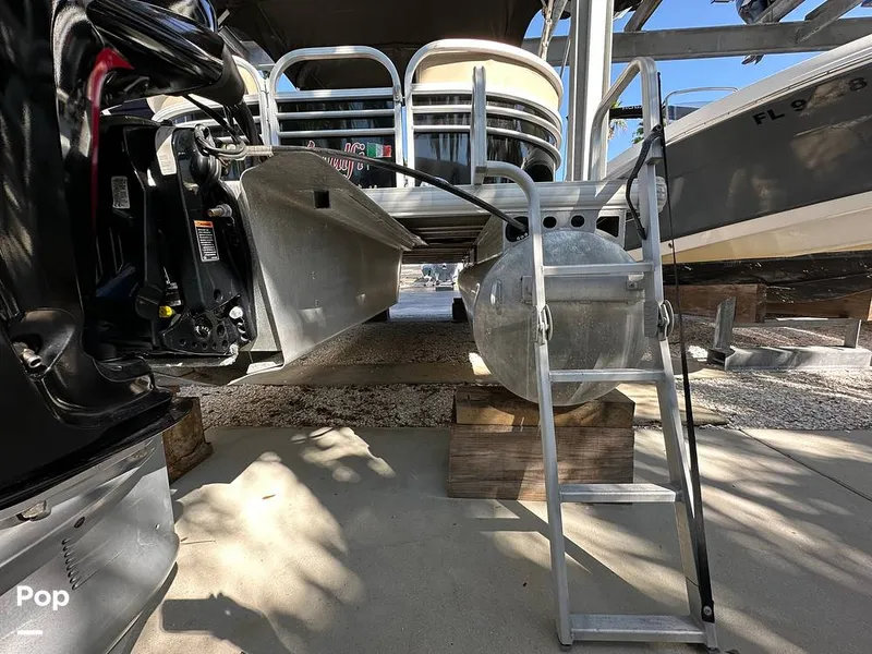 Slide: The Image of Sun Tracker Party Barge 22 DLX 2021 - 15993168