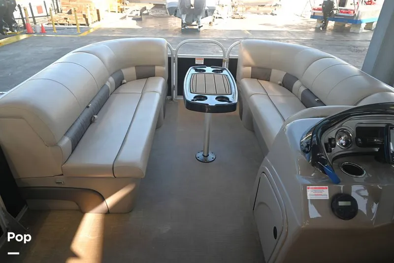 Slide: The Image of Sun Tracker Party Barge 22 DLX 2021 - 15993060