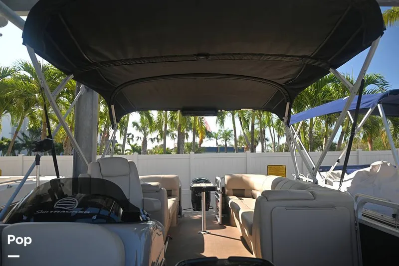 Slide: The Image of Sun Tracker Party Barge 22 DLX 2021 - 15993073