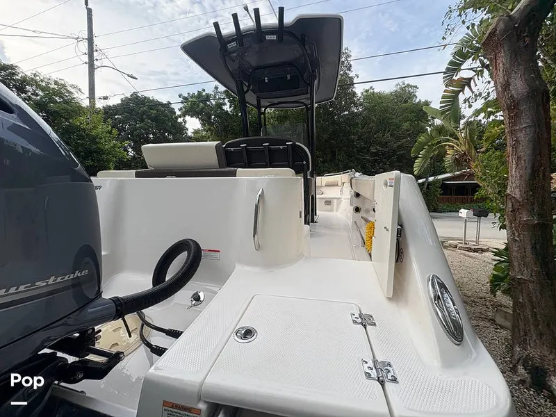 Slide: The Image of Robalo R222 2021 - 15790148