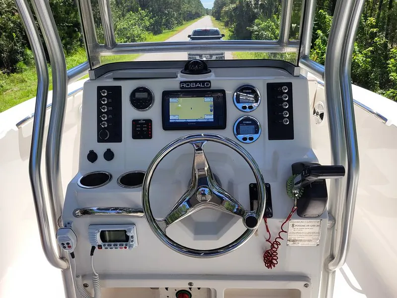 Slide: The Image of Robalo R200 2017 - 15759621