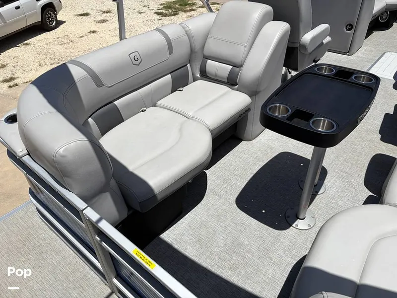 Slide: The Image of Passenger Seat With Storage/removable Table - 15710251