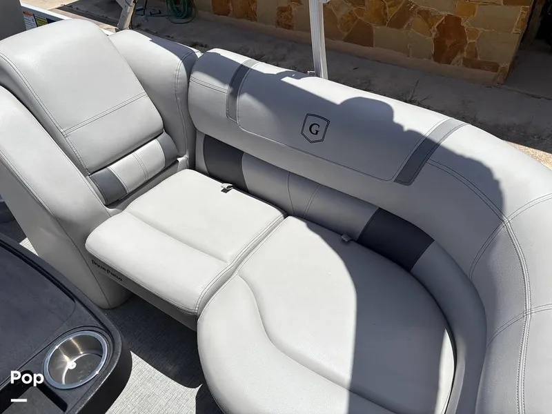 Slide: The Image of Passenger Seat With Storage/removable Table - 15710336