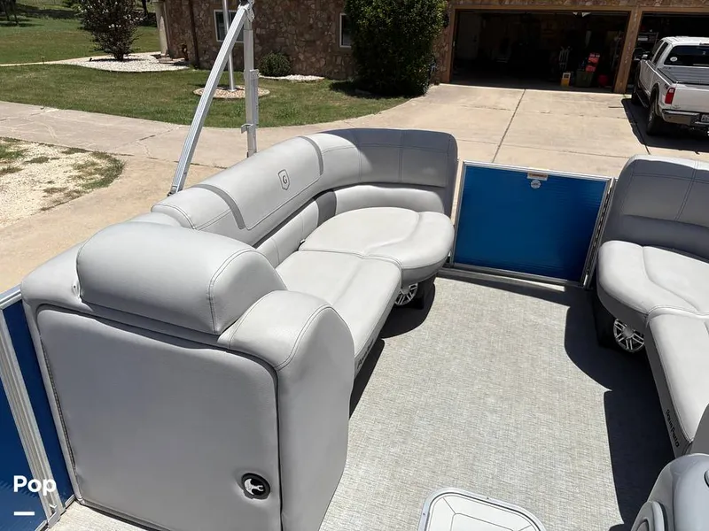 Slide: The Image of Bow Passenger Seating With Storage - 15710348