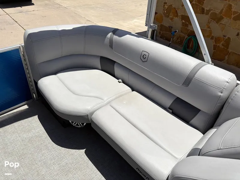Slide: The Image of Bow Passenger Seating With Storage - 15710350