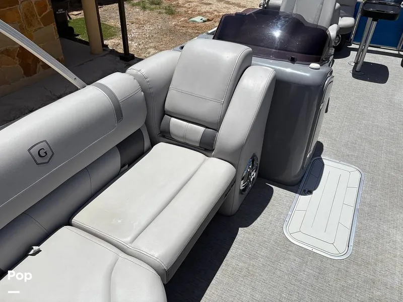 Slide: The Image of Bow Passenger Seating With Storage - 15710354