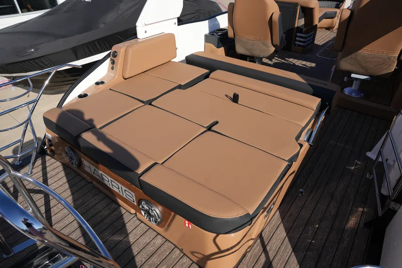 Slide: The Image of Harris Grand Mariner 250 2026 - 17