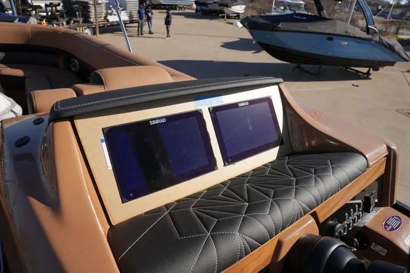 Slide: The Image of Harris Grand Mariner 250 2026 - 25