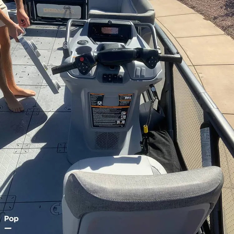 Slide: The Image of Sea-Doo Switch 19 2023 - 15714916