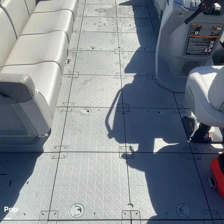 Slide: The Image of Sea-Doo Switch 19 2023 - 15714928