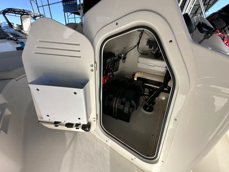Slide: The Image of Boston Whaler 170 Montauk 2026 - 17