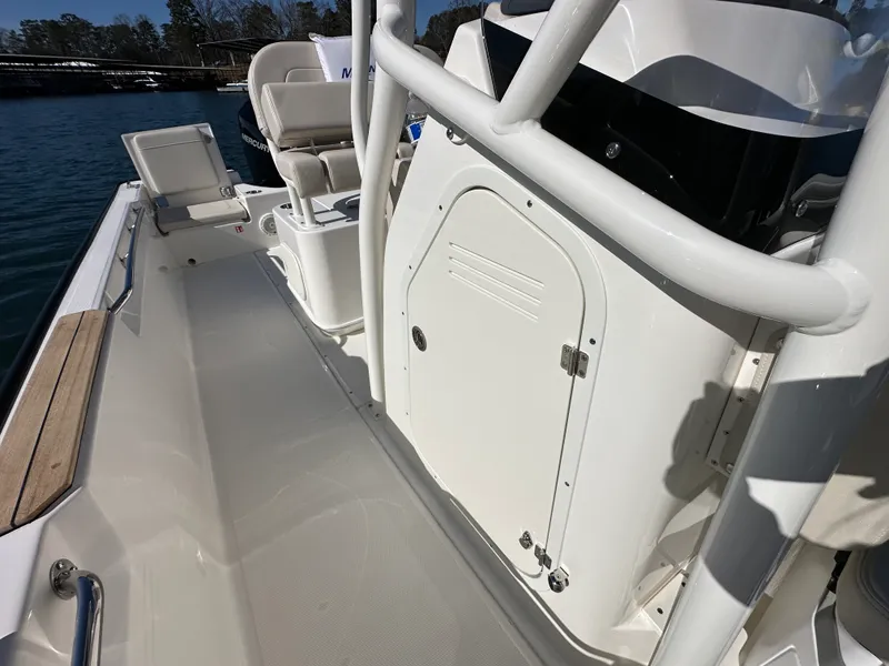 Slide: The Image of Boston Whaler 210 Montauk 2026 - 18