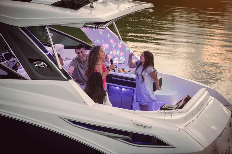 Slide: The Image of Sea Ray Sundancer 320 2026 - 45