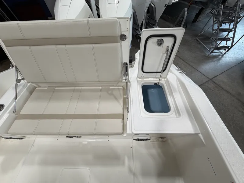 Slide: The Image of Boston Whaler 280 Dauntless 2026 - 10