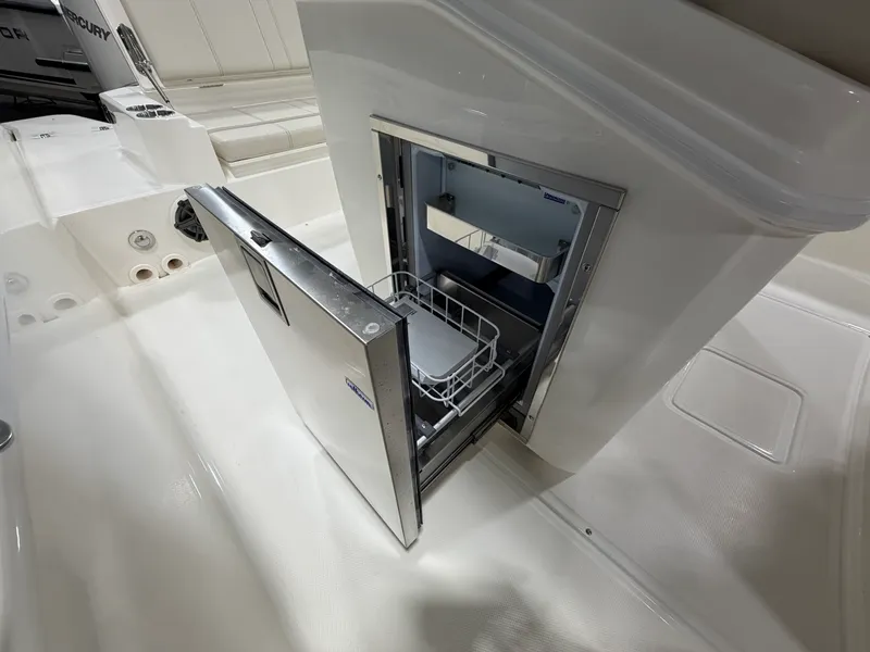 Slide: The Image of Boston Whaler 280 Dauntless 2026 - 13