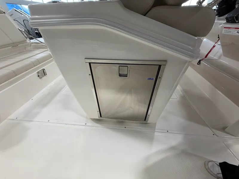 Slide: The Image of Boston Whaler 280 Dauntless 2026 - 14