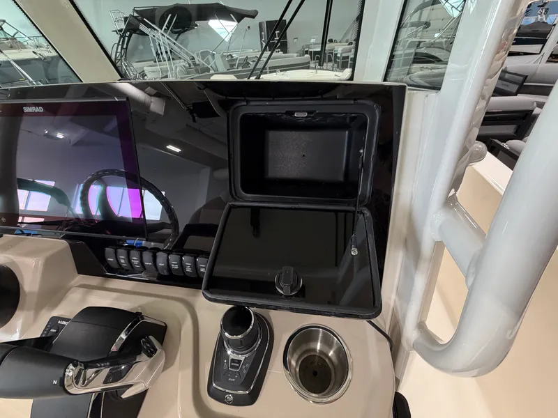 Slide: The Image of Boston Whaler 280 Dauntless 2026 - 19