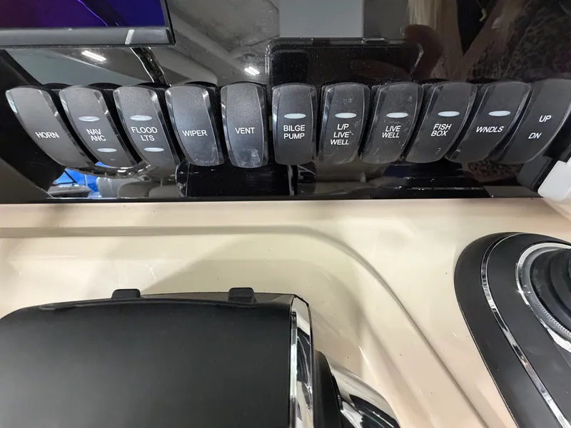 Slide: The Image of Boston Whaler 280 Dauntless 2026 - 20