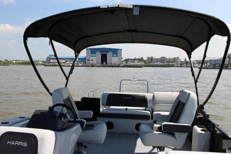 Slide: The Image of Harris Cruiser 230 2026 - 16